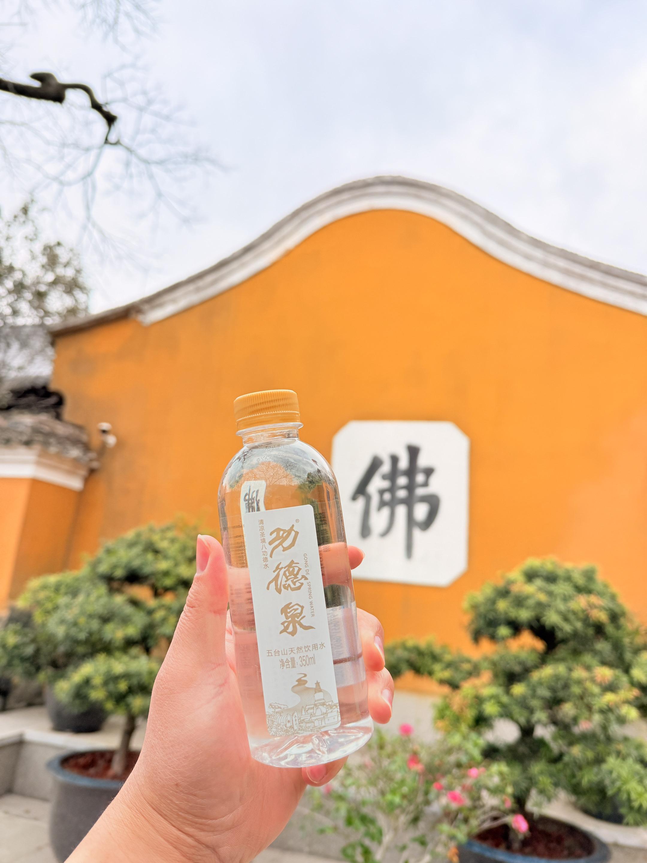 一杯功德泉，藏着五台山的晨钟暮鼓与天地清润。日子匆匆，总需要这样一刻...