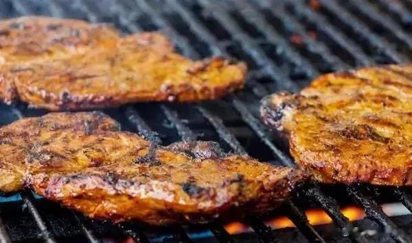 肝不好的人，5种食物千万不要碰1. 半生不熟的食物很多人烹饪时，没有完全煮熟就开