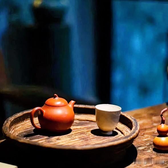 《茶道玄机·七律体》
铜壶沸水碧波翻，新芽初怯浪涛寒。
世人多爱浮华色，茶客方知