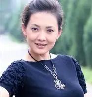 2007年，牛莉生下一女，在一次吵架的过程中，她怒气冲冲地问老公刘亚东：“你比我