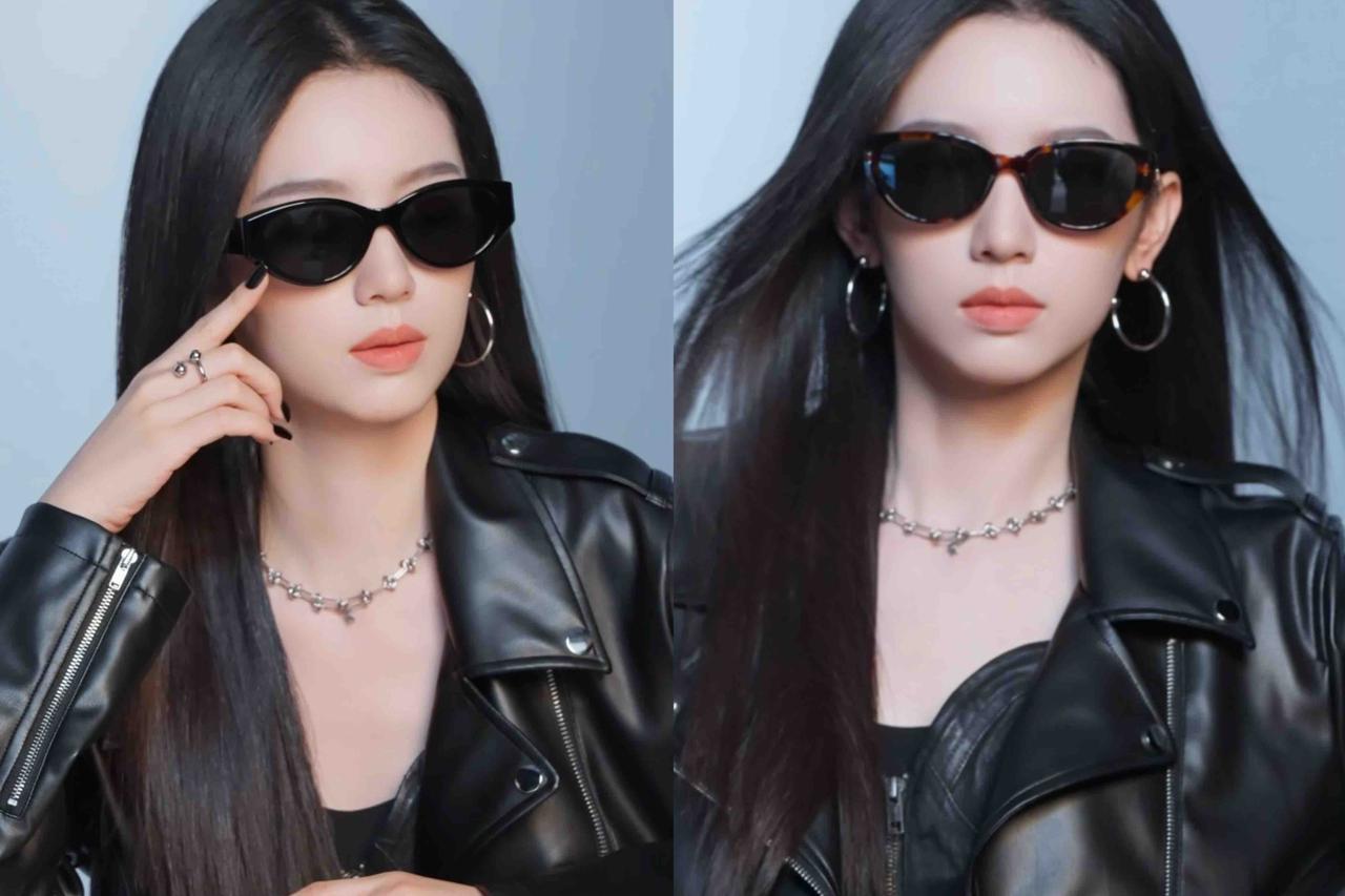 帕森眼镜品牌代言人周也 周也粉色造型甜度超标，温柔又高级。周也把甜与贵气平衡得刚