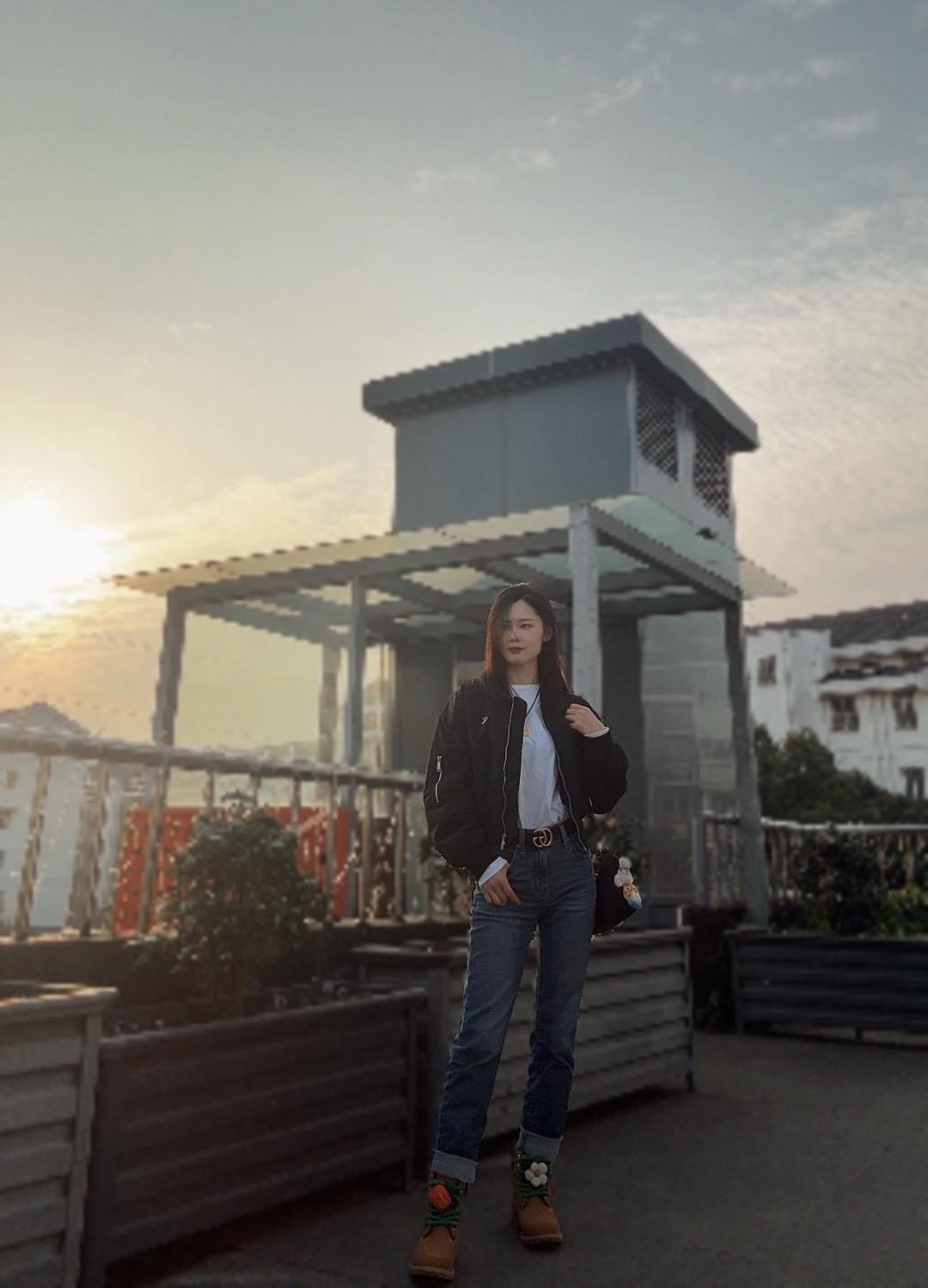 你路过花店，看见一束花很漂亮，于是你买回家欣赏，过了没多久，花儿开始枯...