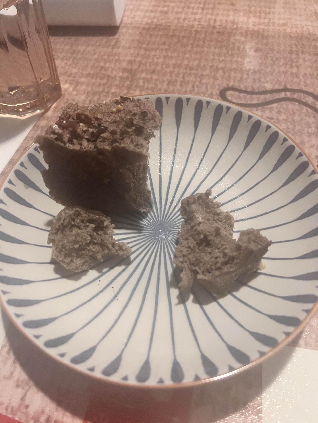 小块进食
以前看把馒头啥的掰成一小块一小块的吃，不理解为什么？是为了优雅吗？后来