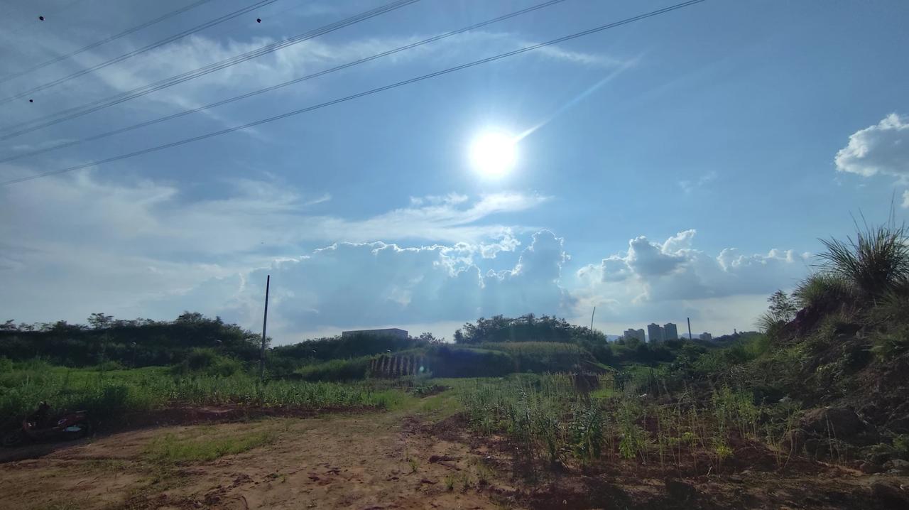 夏日抬头可见的蓝天白云是最常见的美景！
她的多姿多彩和广阔无垠，真是美不胜收！