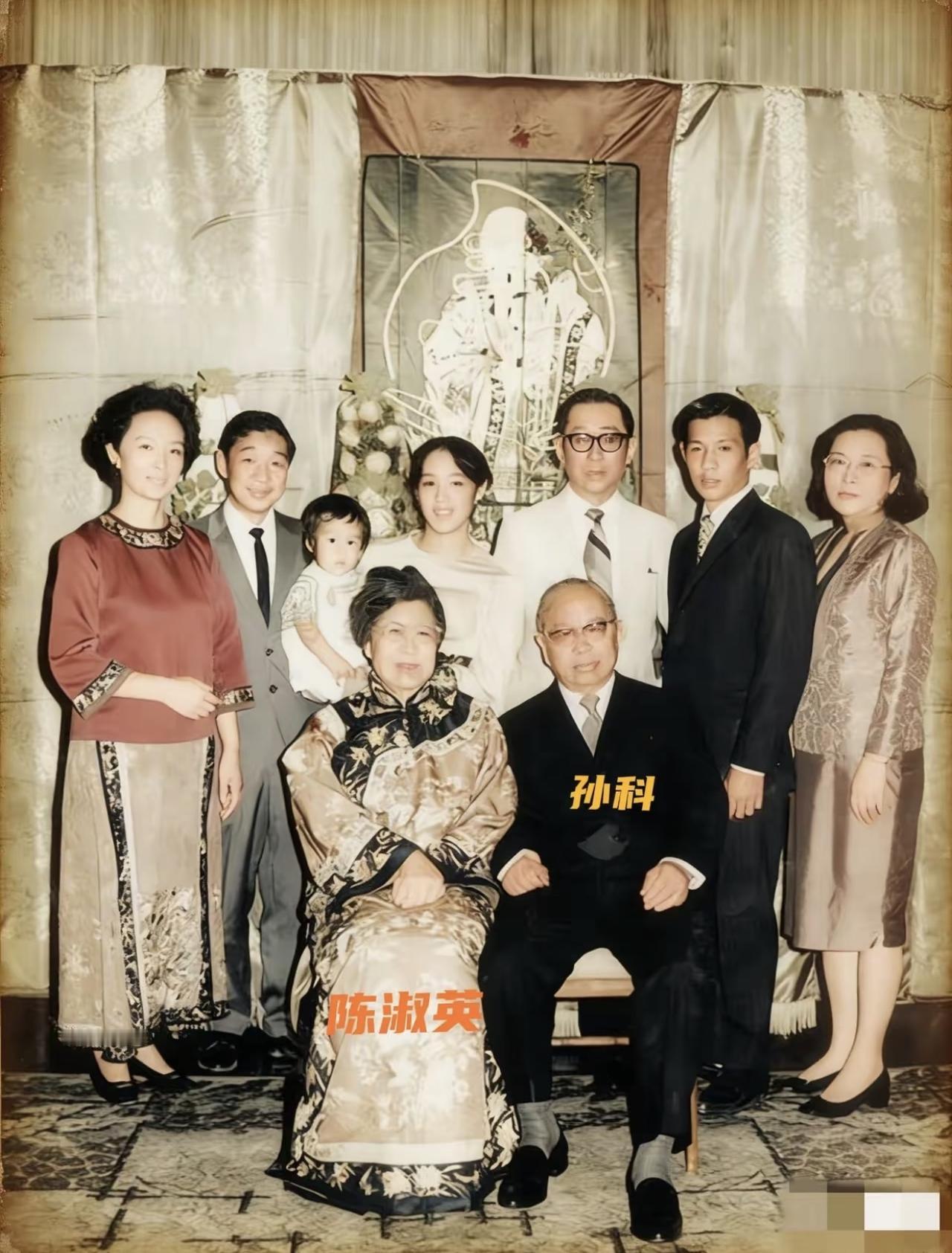 没想到这场热热闹闹的八十大寿寿宴，竟是孙中山长子孙科的人生告别宴。这张1973年