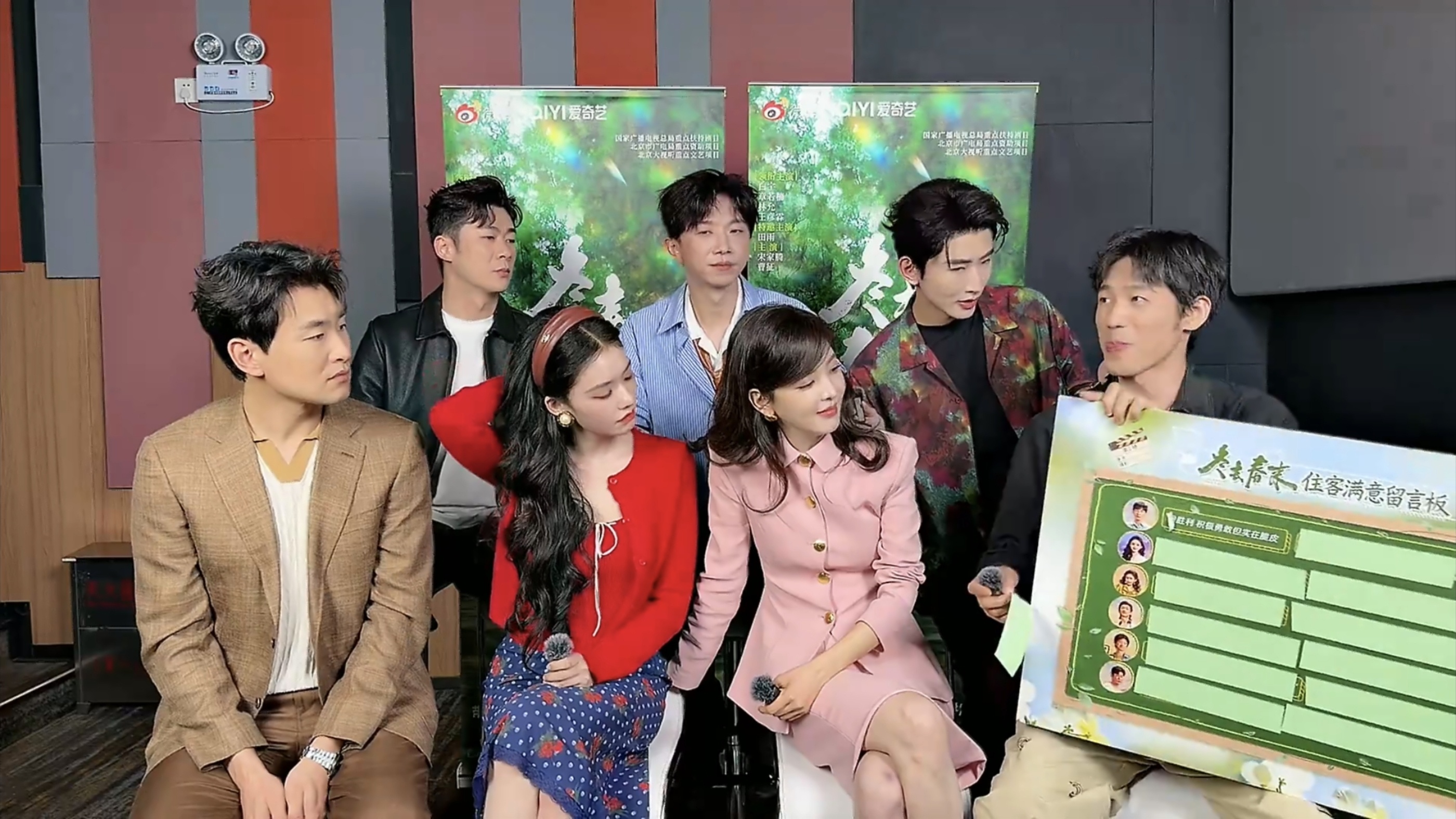 章若楠借着玩游戏揉林允腿章若楠林允下意识贴贴章若楠玩游戏就好好玩呀，给林允贴贴纸