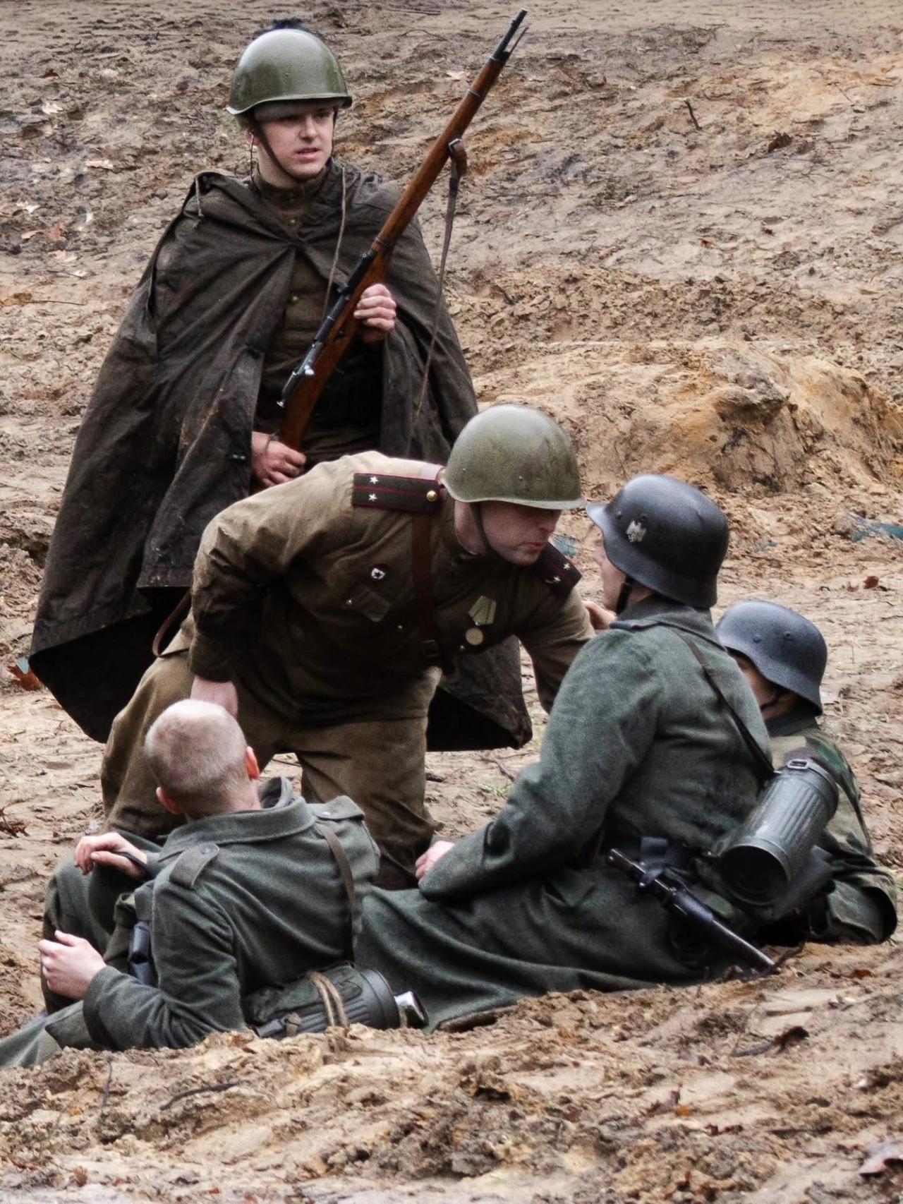 东线战场，苏军士兵正在对缴械德军进行搜身，看画面真分不清是AI修复的真实历史照片