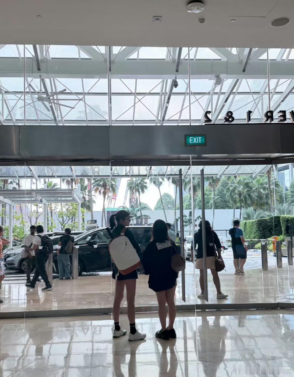 关晓彤在新加坡也打网球新加坡偶遇关晓彤出门打网球关晓彤戴着棒球帽，背着双肩包，看