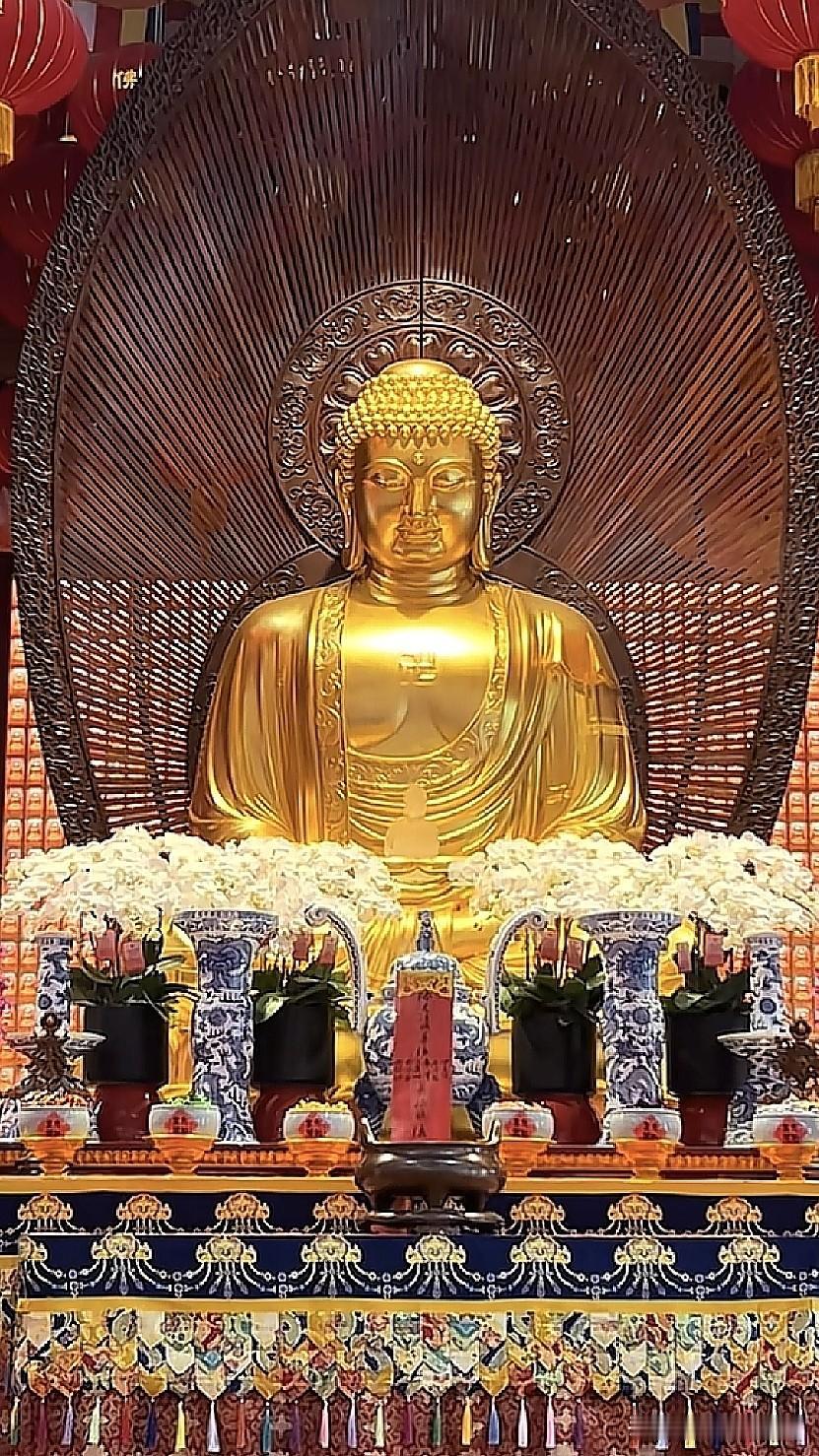 上海龙华寺释迦牟尼金身，闹市深处的一方清净
 
来到上海礼佛，很多人首选龙华寺。