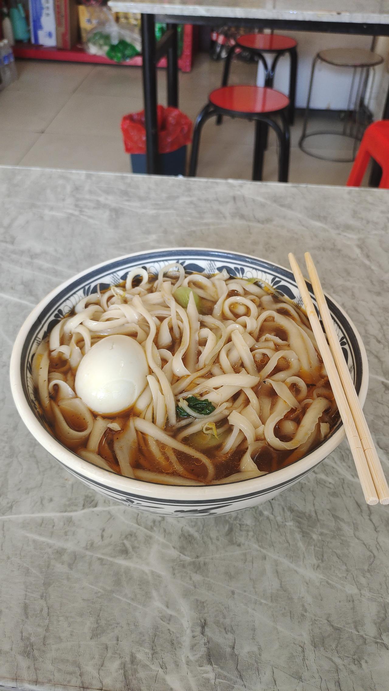 街边不起眼的一碗面，吃完整个人舒坦多了。
 
今天下班后，感觉肚子有点饿，正好路
