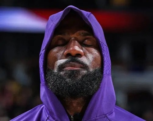 自东契奇和里夫斯缺阵后，詹姆斯场均25.4分8篮板10助攻2.3抢断，命中率52