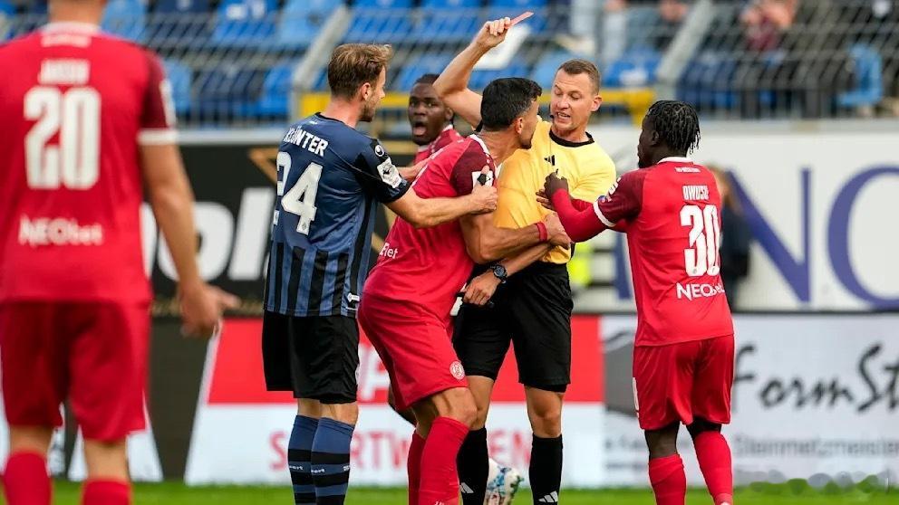 不仅要在场上说了算，执法德乙的34岁裁判莱希纳，竞选占地36平方公里的波尔岛（位