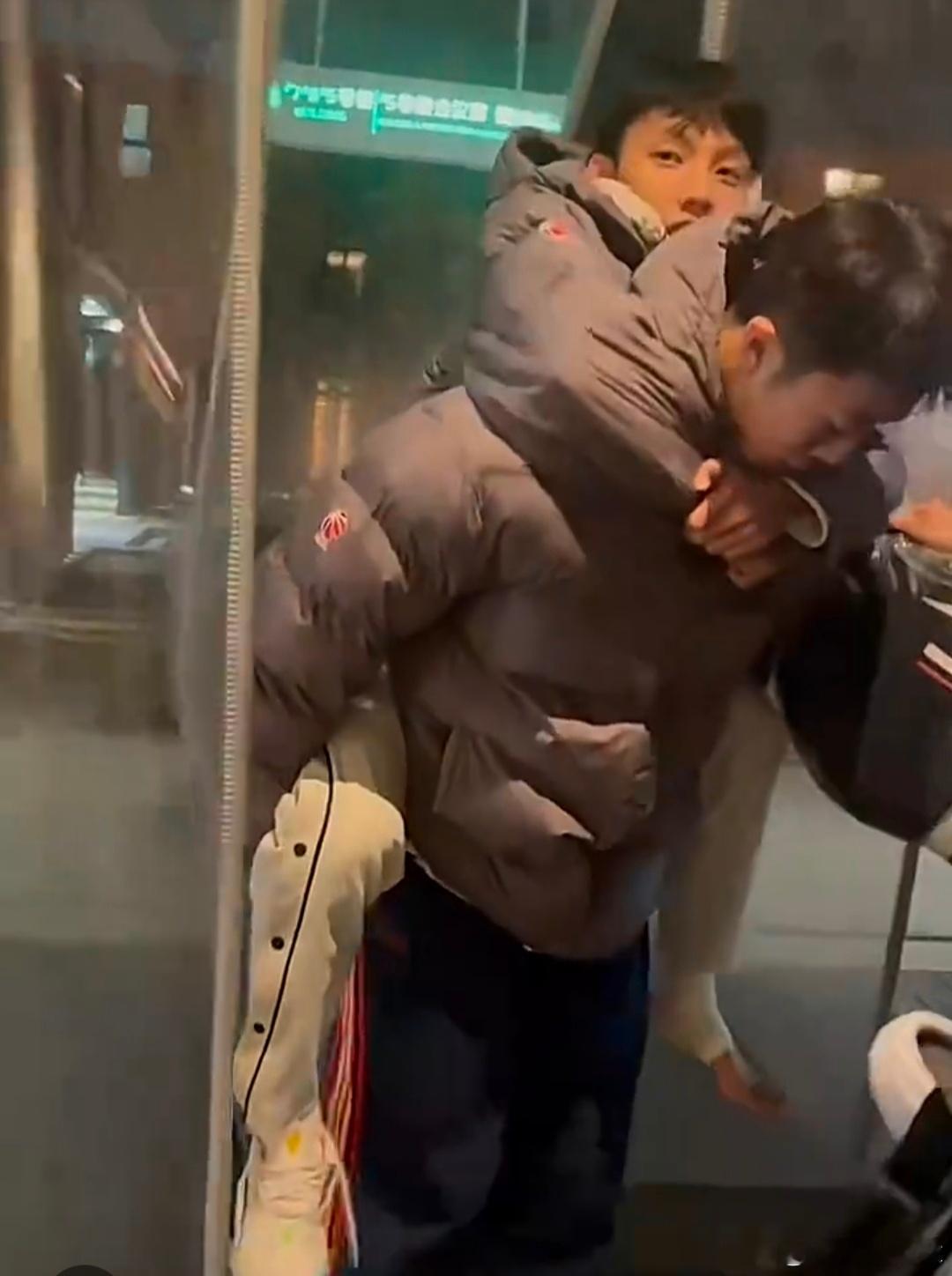 徐杰给球迷报平安：没事，下场继续打没啥事就好！大吉大利，大步揽过啊杰哥！徐杰受伤