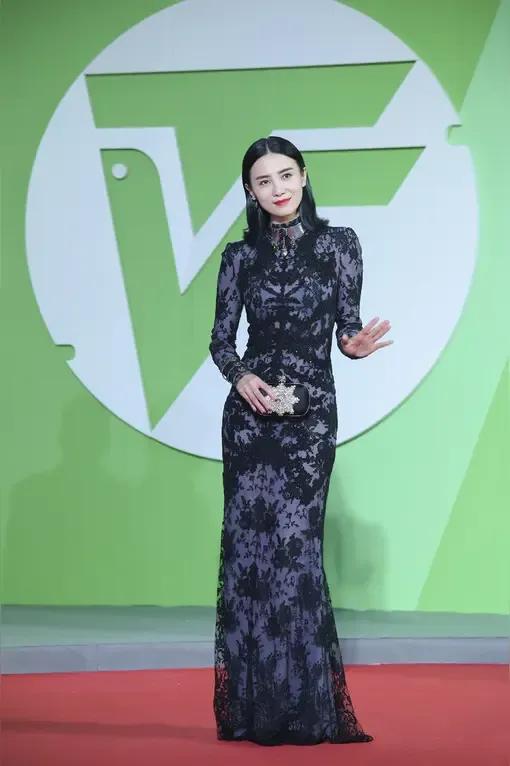 家人们，微博电影之夜上，宋佳成了绝对焦点！她一下车，现场妈妈们就欢呼雀跃，齐声高
