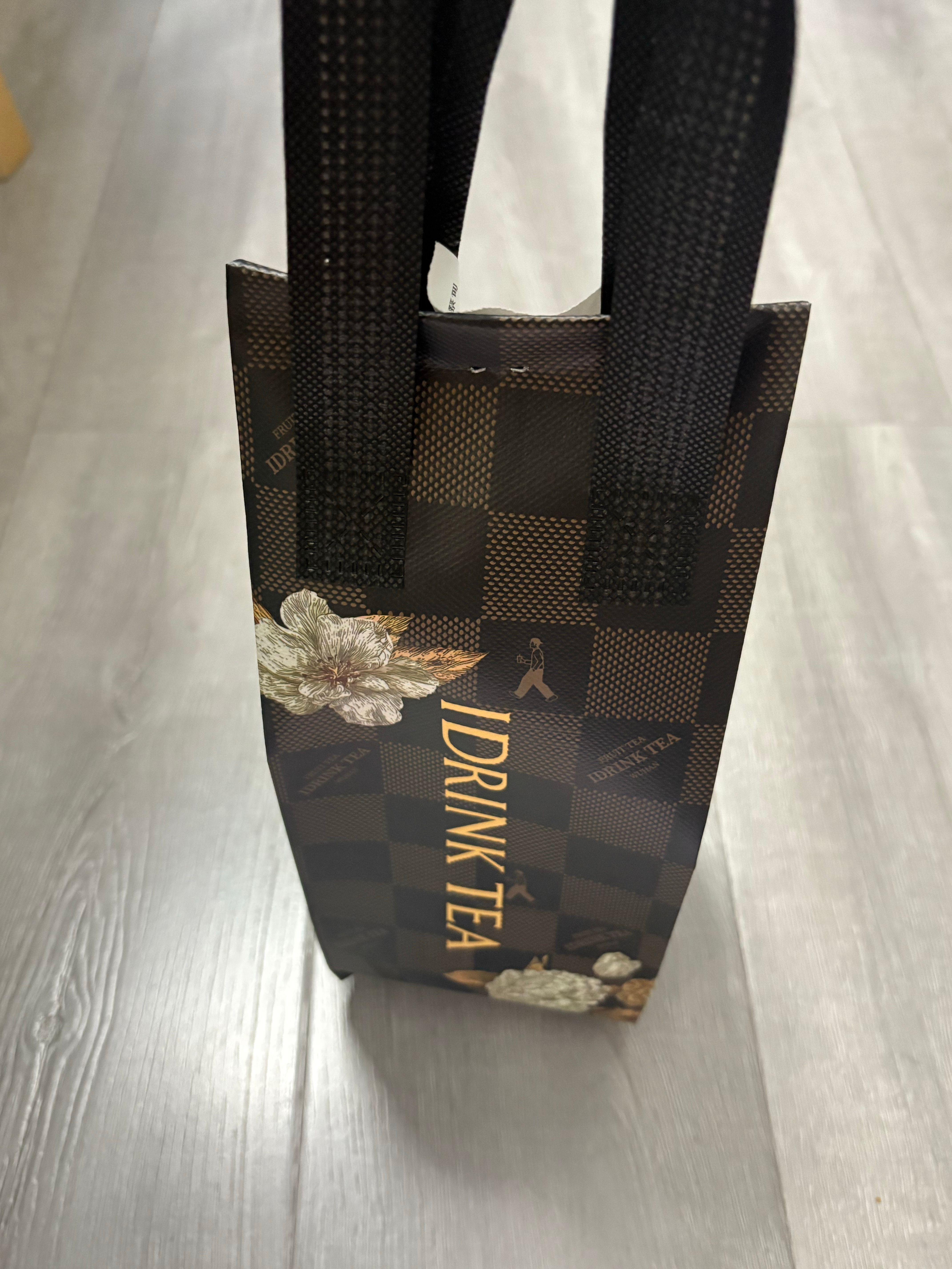 心婕宝子给我买的奶茶嘻嘻这个荔枝味好好喝 甜甜的奶茶