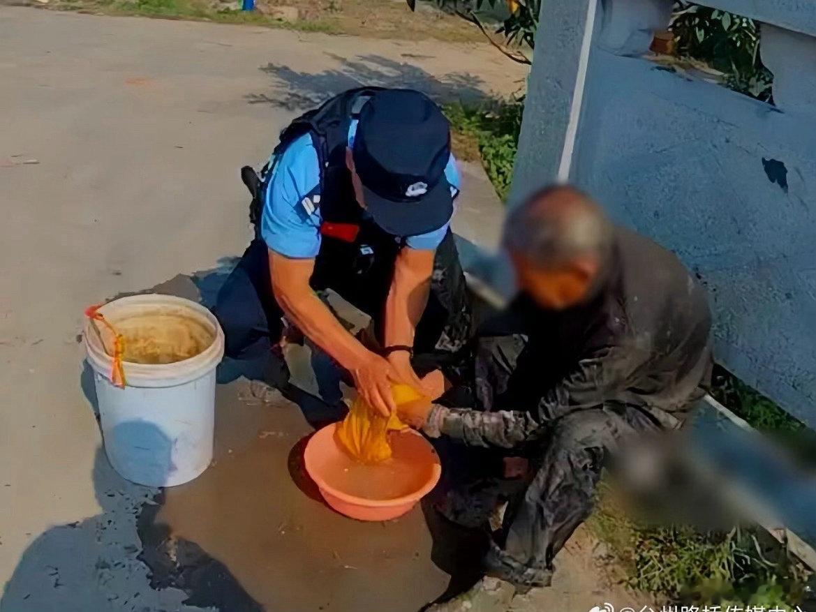 八旬老人被困秧田台州路桥民警暖心救援 台州路桥83岁老人深陷秧田泥泞，民警闻讯赶