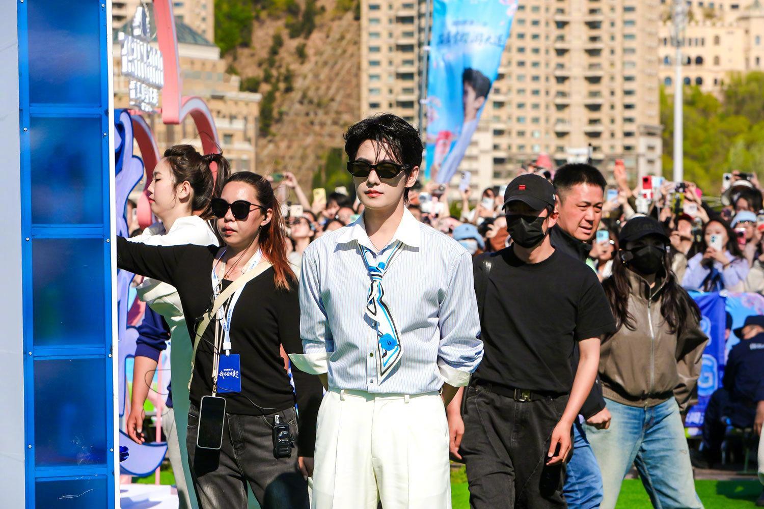 杨洋在大连踏春赏樱帅如建模清爽的一身穿搭配上顶级建模脸真的很绝！😎杨洋ootd