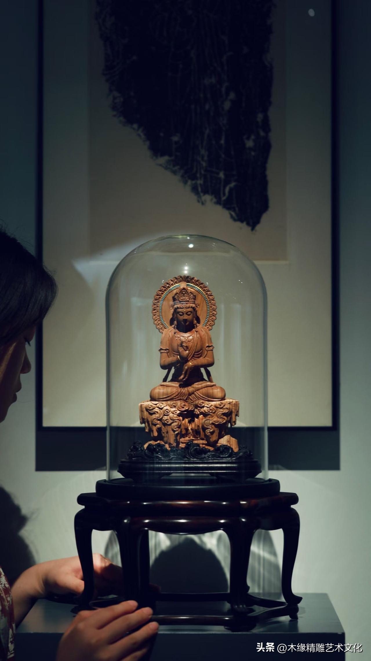 一缕檀香，一尊观音，便足以让空间安静下来。

老山檀黑肉沉水料温润沉静，木色深厚