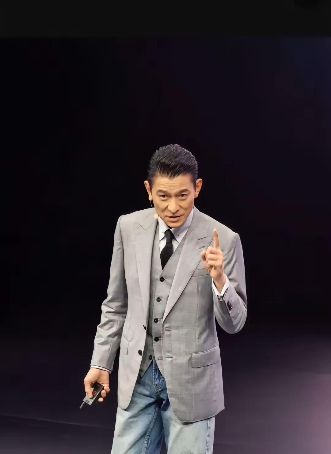 我敢说，西装、牛仔裤配皮鞋的穿搭，真的只有老一辈港星才能穿出他的帅了。
65岁的