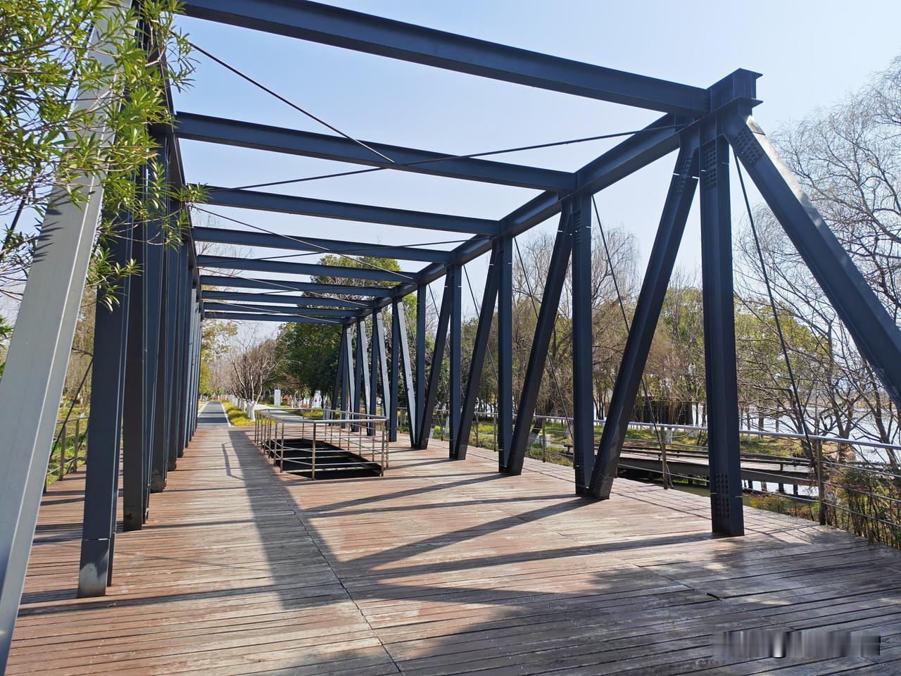 富阳北支江亚运水上运动中心附近，有几万平方的北支江公园，运动中心，还有黄公望隐居