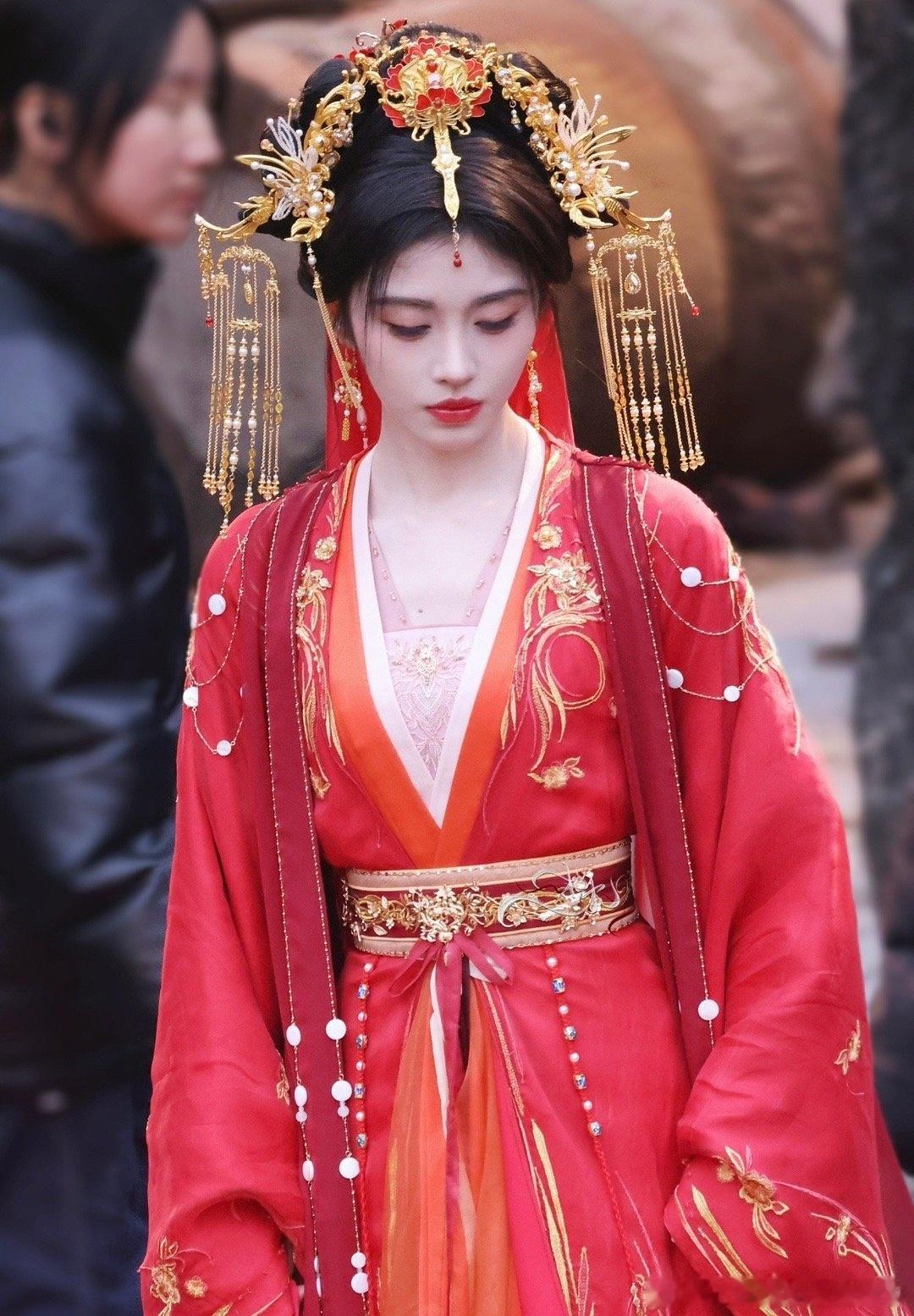 鞠婧祎千香红色婚服路透 ​​​