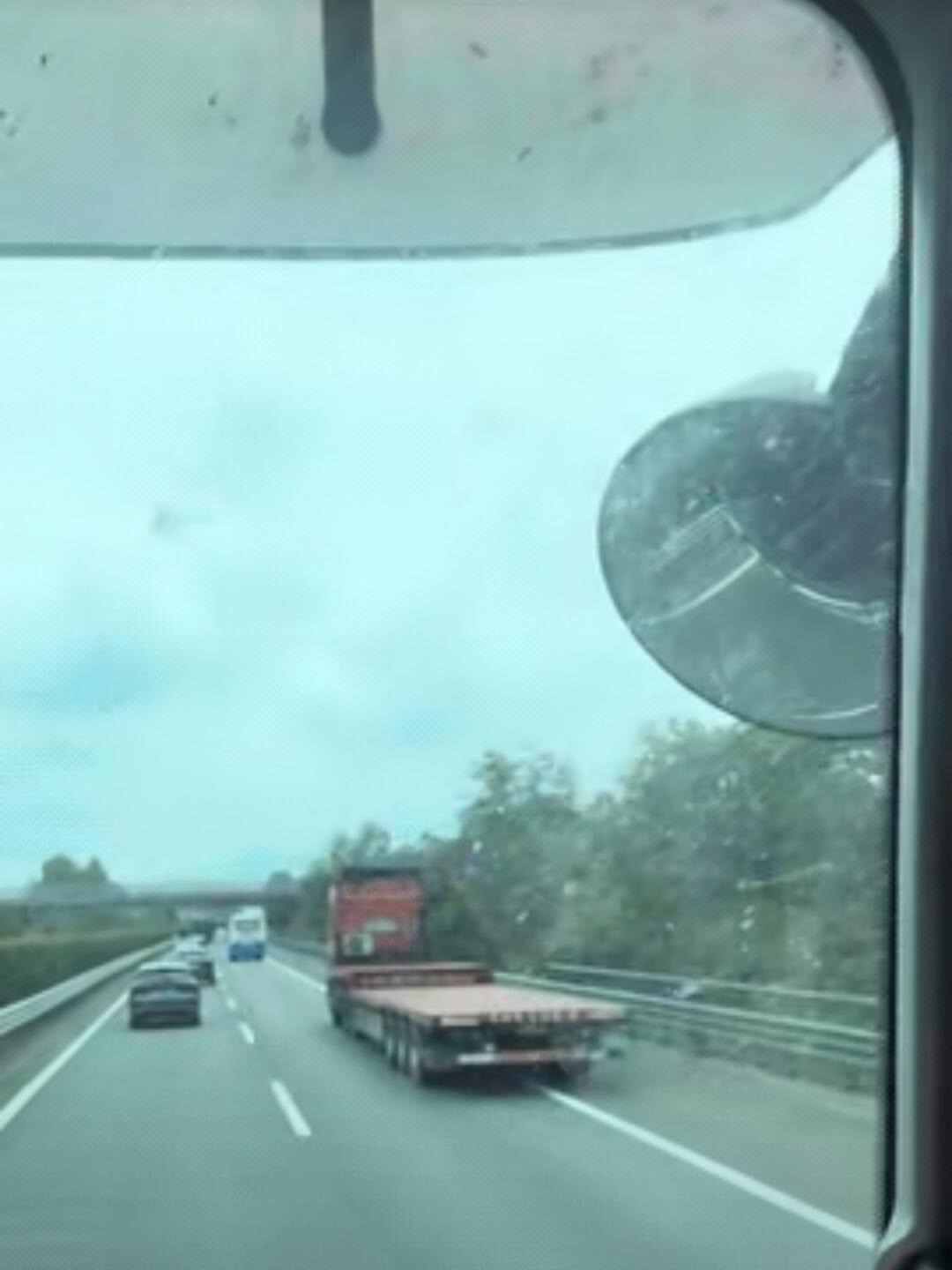 泪目了！湖北，一对兄弟俩开货车跑货运，路上突然看见一辆熟悉的大货车，以为是眼睛模