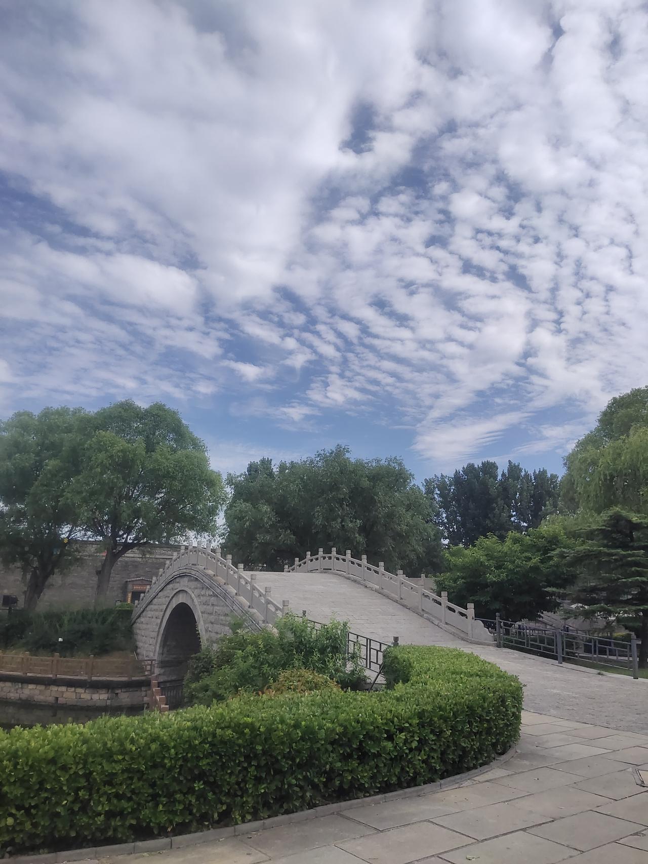 天上的白云不断变幻，每一张照片都记录下了天空这一奇妙的瞬间，大自然就像一位顶级的