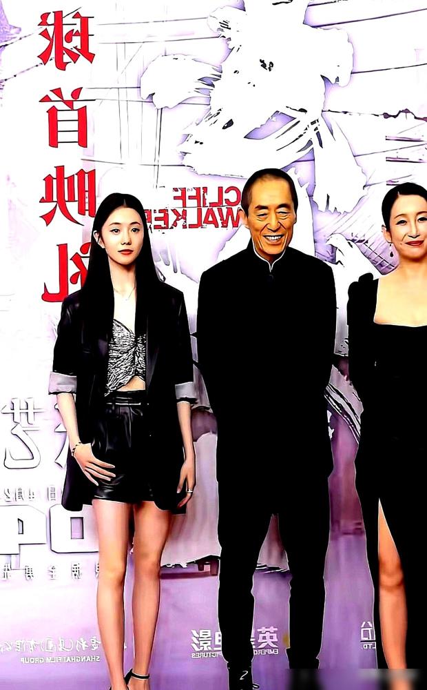 老谋子死死盯着那个头发乱糟糟的丫头，看了半晌，从牙缝里砸出一句话，千万别去整容。