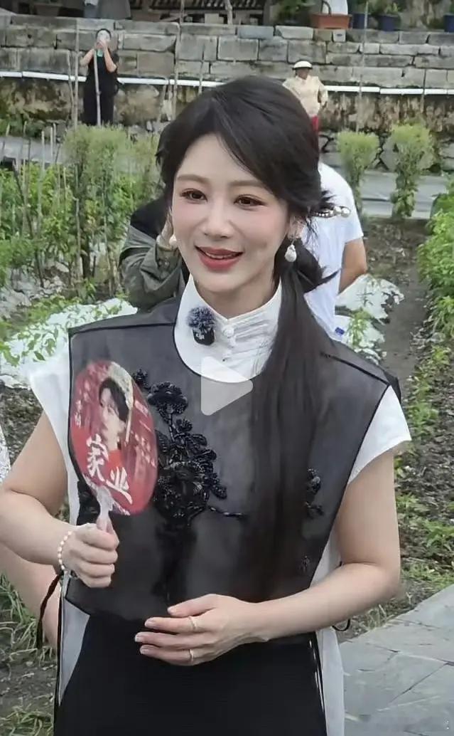 杨紫今日线下生图，是不是有点僵？