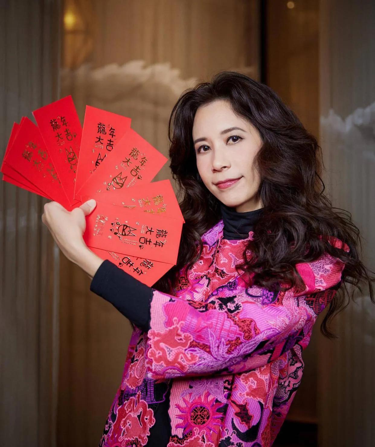 莫文蔚新年照来了！
刺绣小花衫儿搭配黑色裤子，妆容精致长发披肩，喜庆又大方，清丽