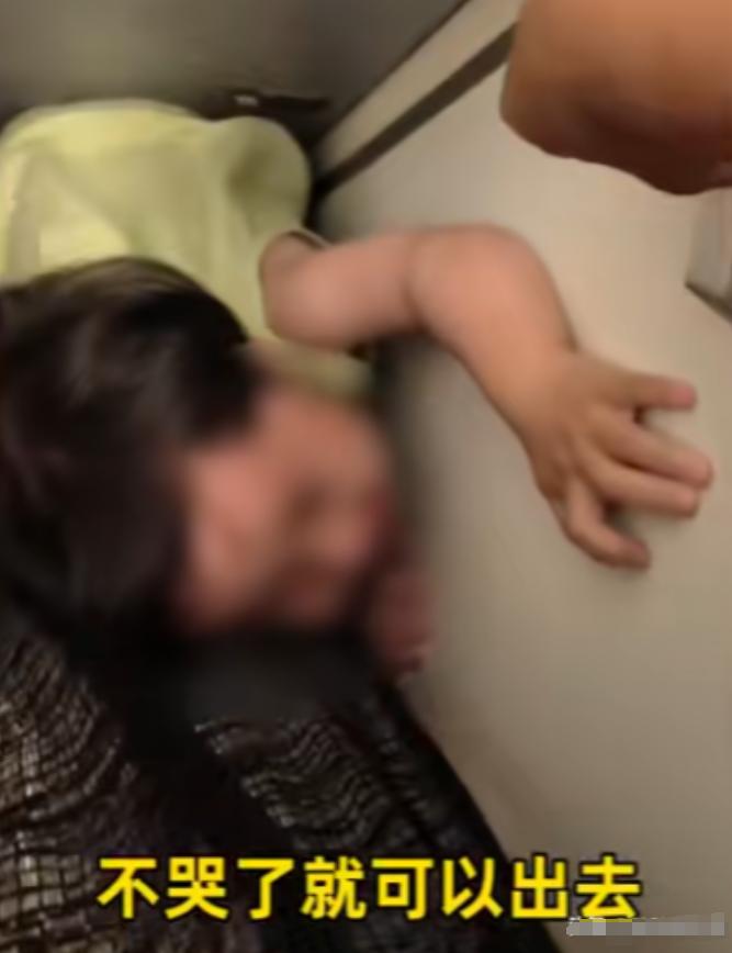 贵阳飞上海飞机上，一奶奶独自带孙女乘飞机 “孩子哭闹不止”，被邻座陌生女子抱到厕