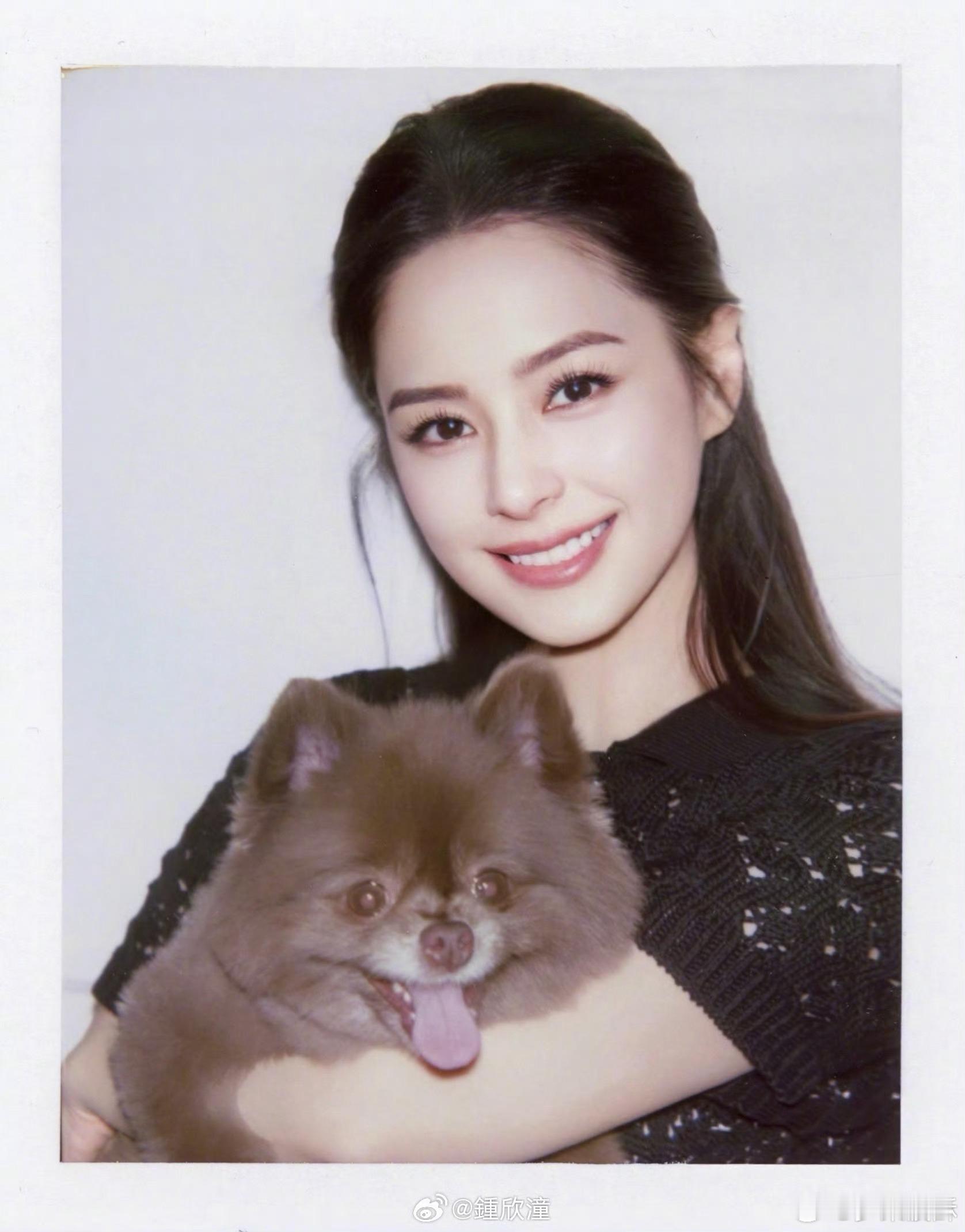 钟欣潼45岁状态 自带复古胶片质感，柔光氛围感直接拉满，眉眼温婉又精致，骨子里自