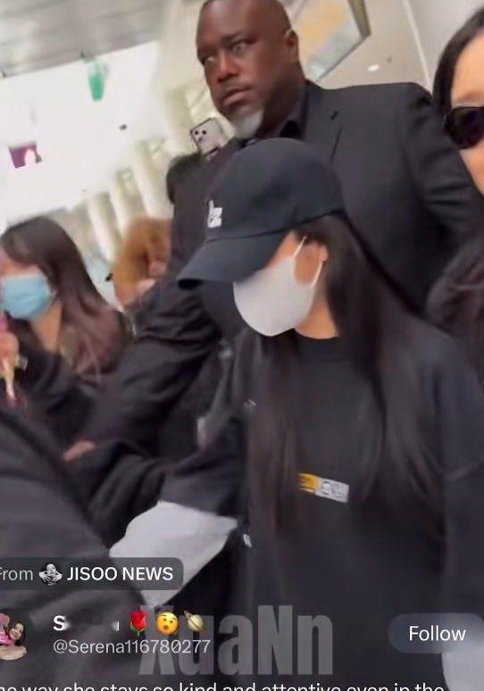 JISOO 纽约随行保镖分享了与JISOO相关的粉丝视频和现场照片，并表示：能守