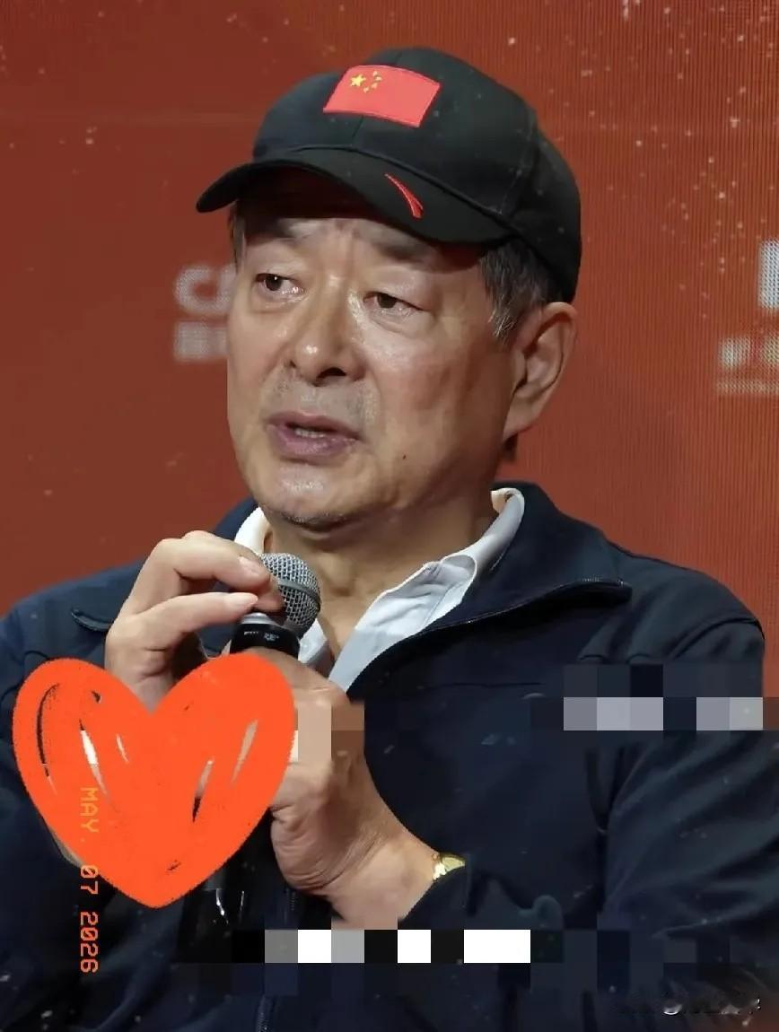 看完真被敲了一下：72岁的濮存昕，夜里用一根布带，把自己和90多岁患阿尔茨海默症