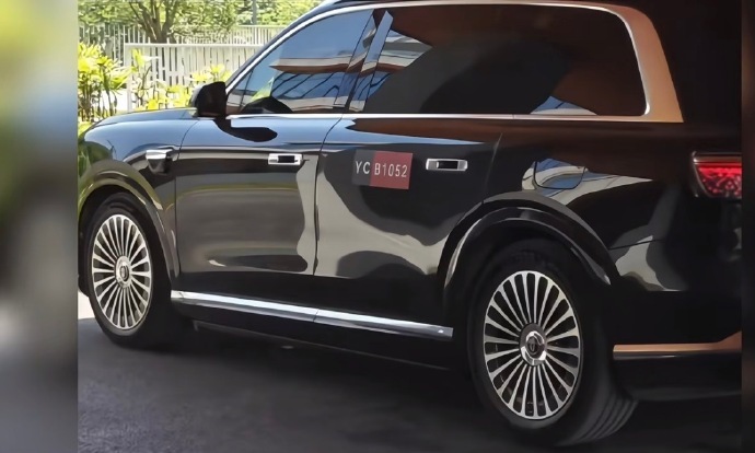 问界M9这张图曝出来，电哥说点点信息。最明显的半隐藏门把手，明显看到是可以扣的对