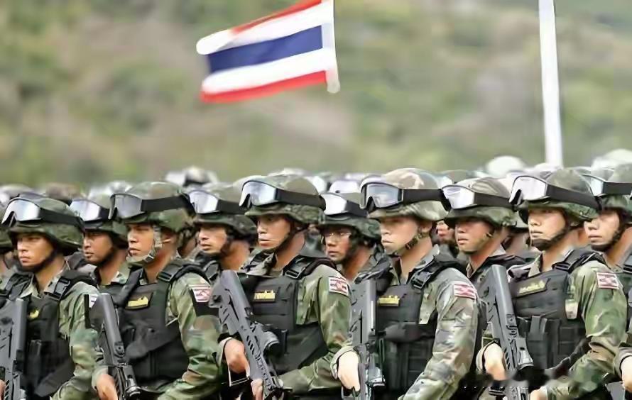 12月泰柬刚开打时，双方狠话比炮弹还密集，泰国喊着“捍卫主权”，转头就撤离70%