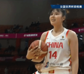 小宝那低头一笑，真不愧是队中的小宝呀，终于知道为什么叫她小宝了，笑都笑得这么可爱