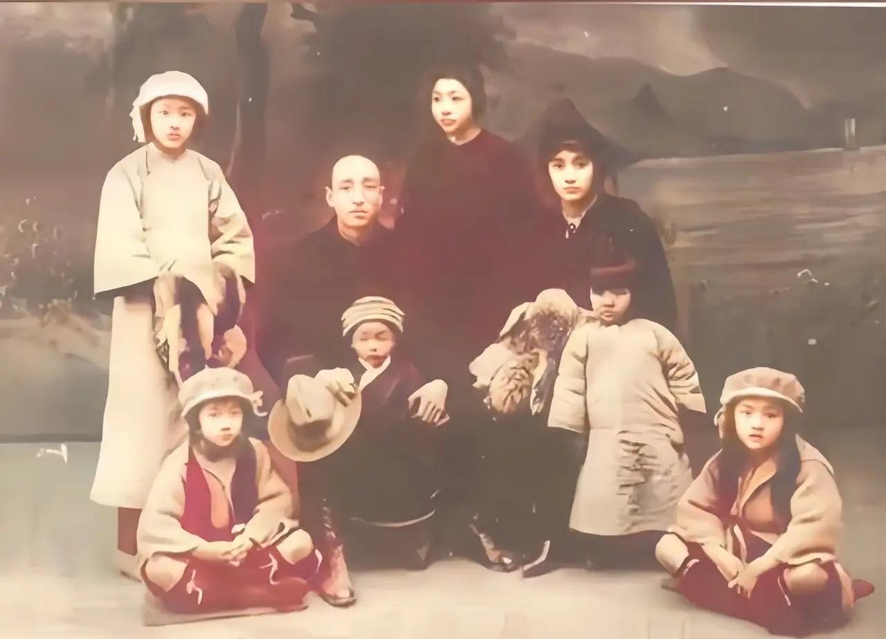 这是董竹君与家人们难得一见的全家福，都看看吧，虽生了四女一子，董竹君依旧容貌出众