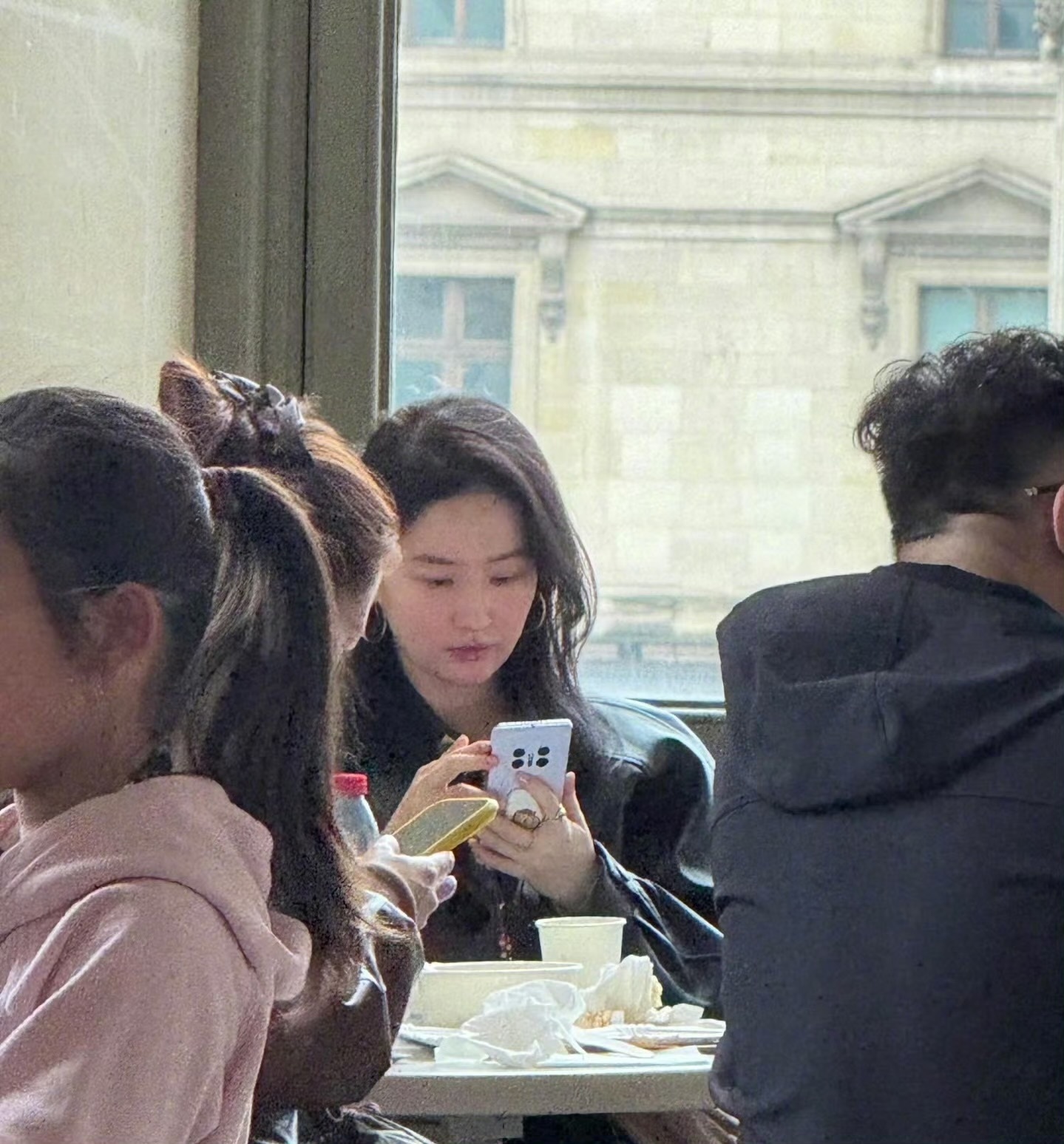 卢浮宫餐厅偶遇刘亦菲网友卢浮宫偶遇素颜刘亦菲 网友在卢浮宫餐厅偶遇刘亦菲，生图依