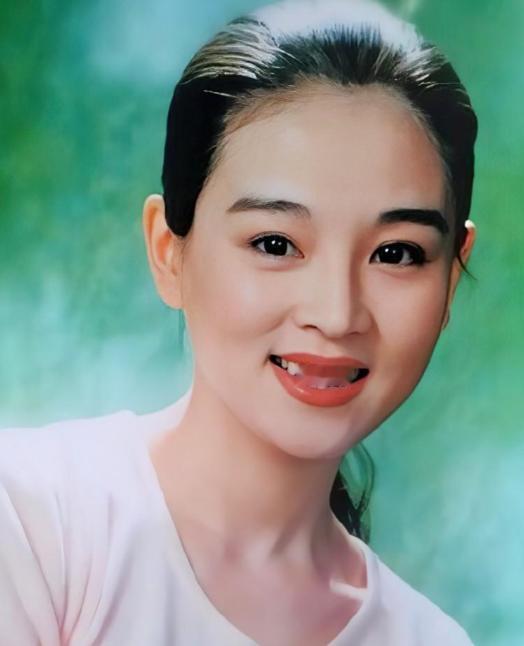 1999年，赵明明刚生下女儿没多久，丈夫英宁便主动提出离婚，面对妻子的追问始终含