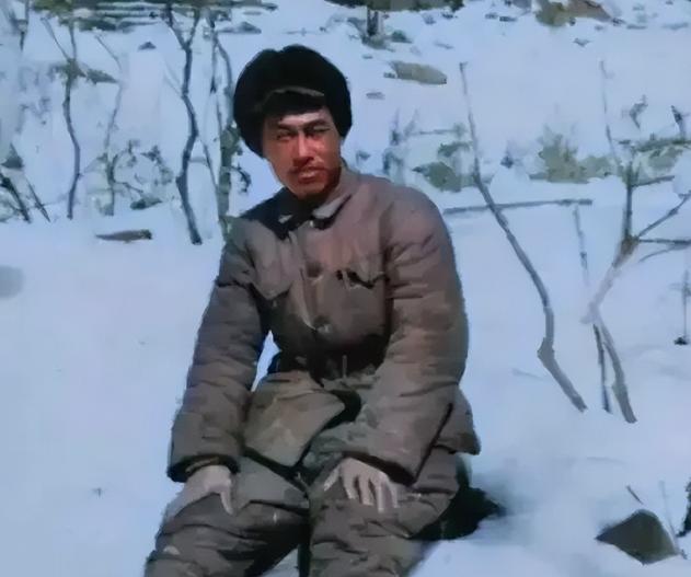1950年，剿匪途中，一名解放军战士不幸被俘，土匪头子见他年轻，想收编他，他宁死
