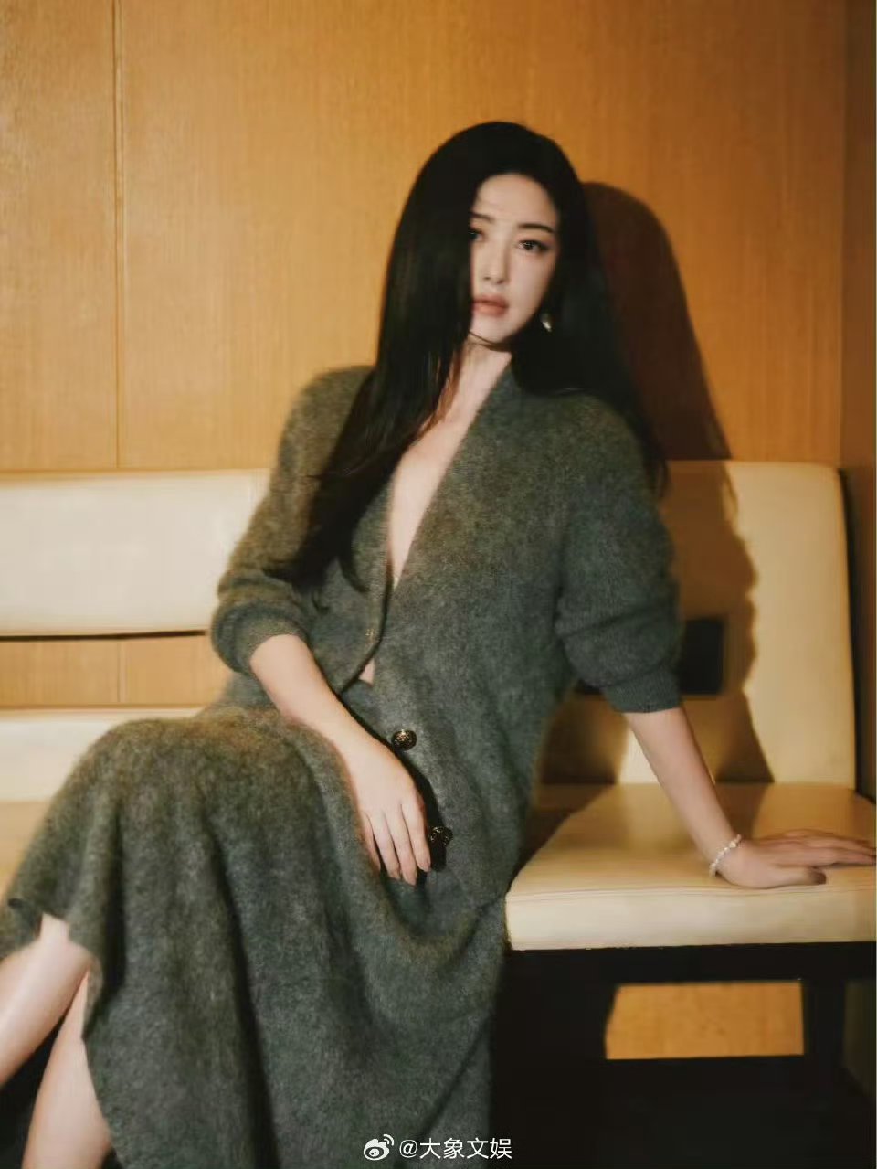 朱珠我的身上自带栗娜感朱珠一出场，大波浪配上优雅气场，瞬间梦回栗娜。风情又通透，