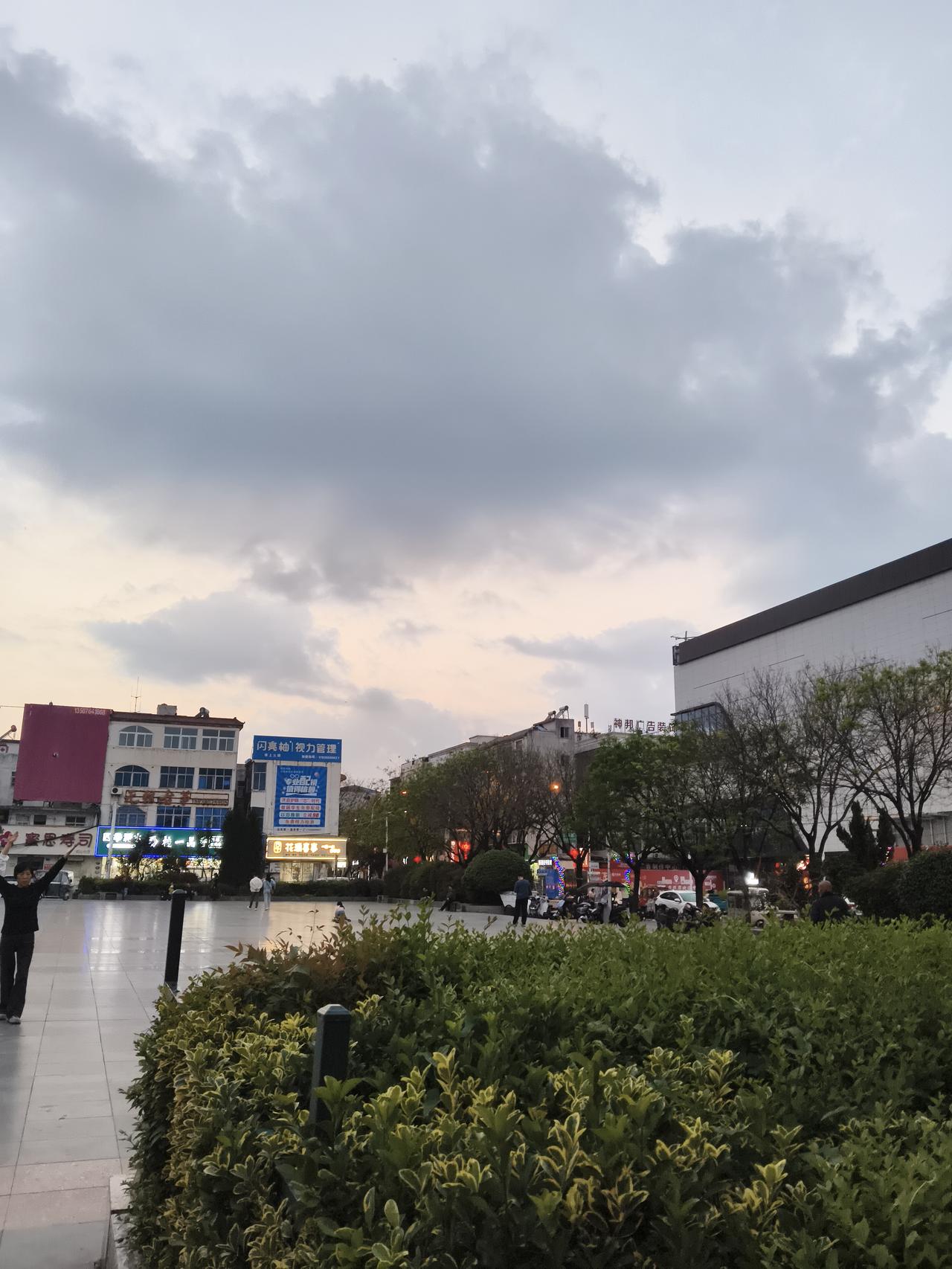 晒出你的本地生活其实驻马店这个地方挺搞笑的。首先在确山境内的机场。名字叫做信阳机