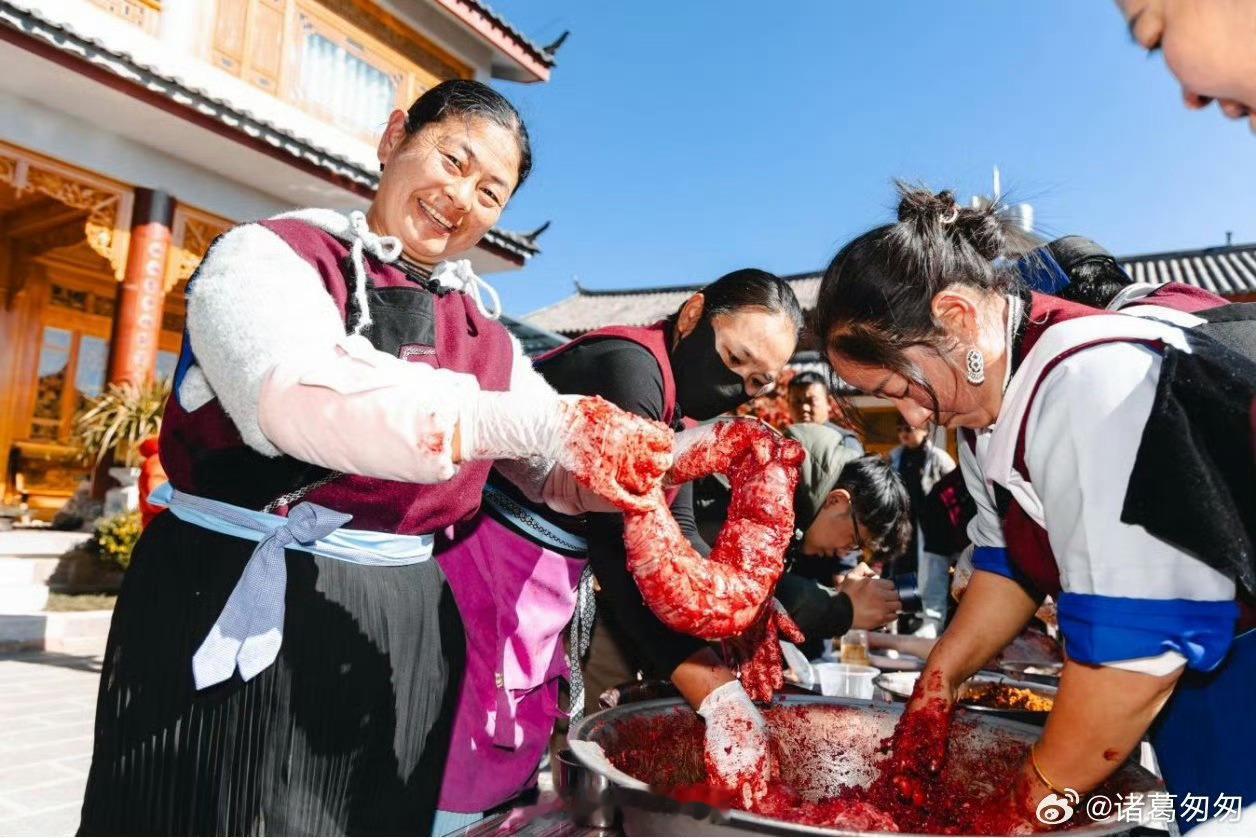 丽江一碗杀猪饭满载乡愁味人间烟火气：一碗“杀猪饭”记住乡愁。走进拉市海畔的美泉村