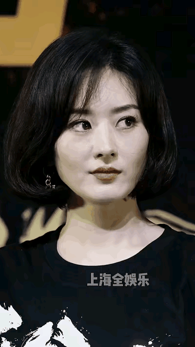 突然发现赵丽颖也不再年轻了！
 
生图镜头下没有精修滤镜，短发造型，脸上的疲惫感