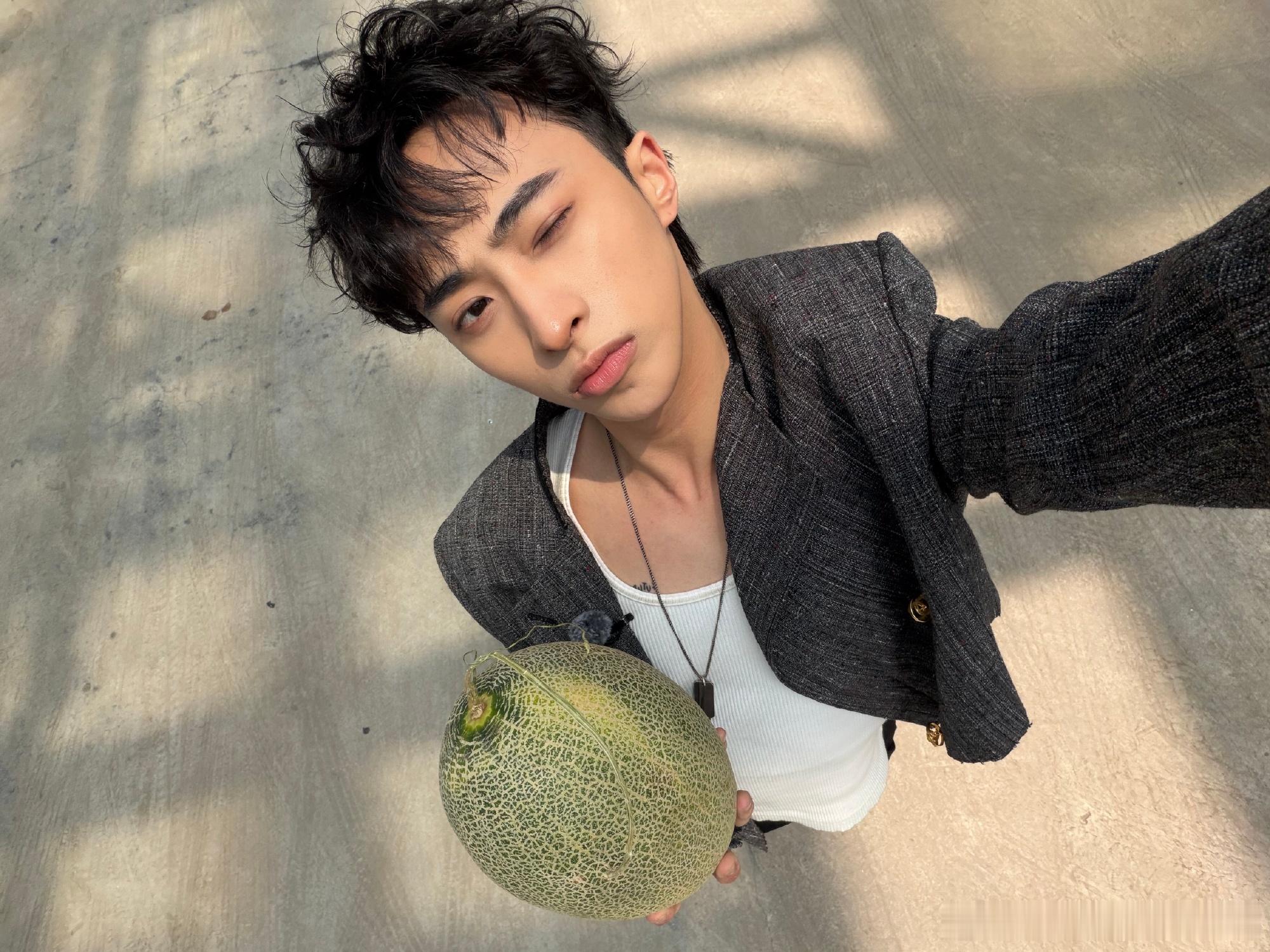 恩利在桃花坞认了个哈密瓜当孩子 恩利抱着哈密瓜走哪带哪的样子太可爱了，认真到要离