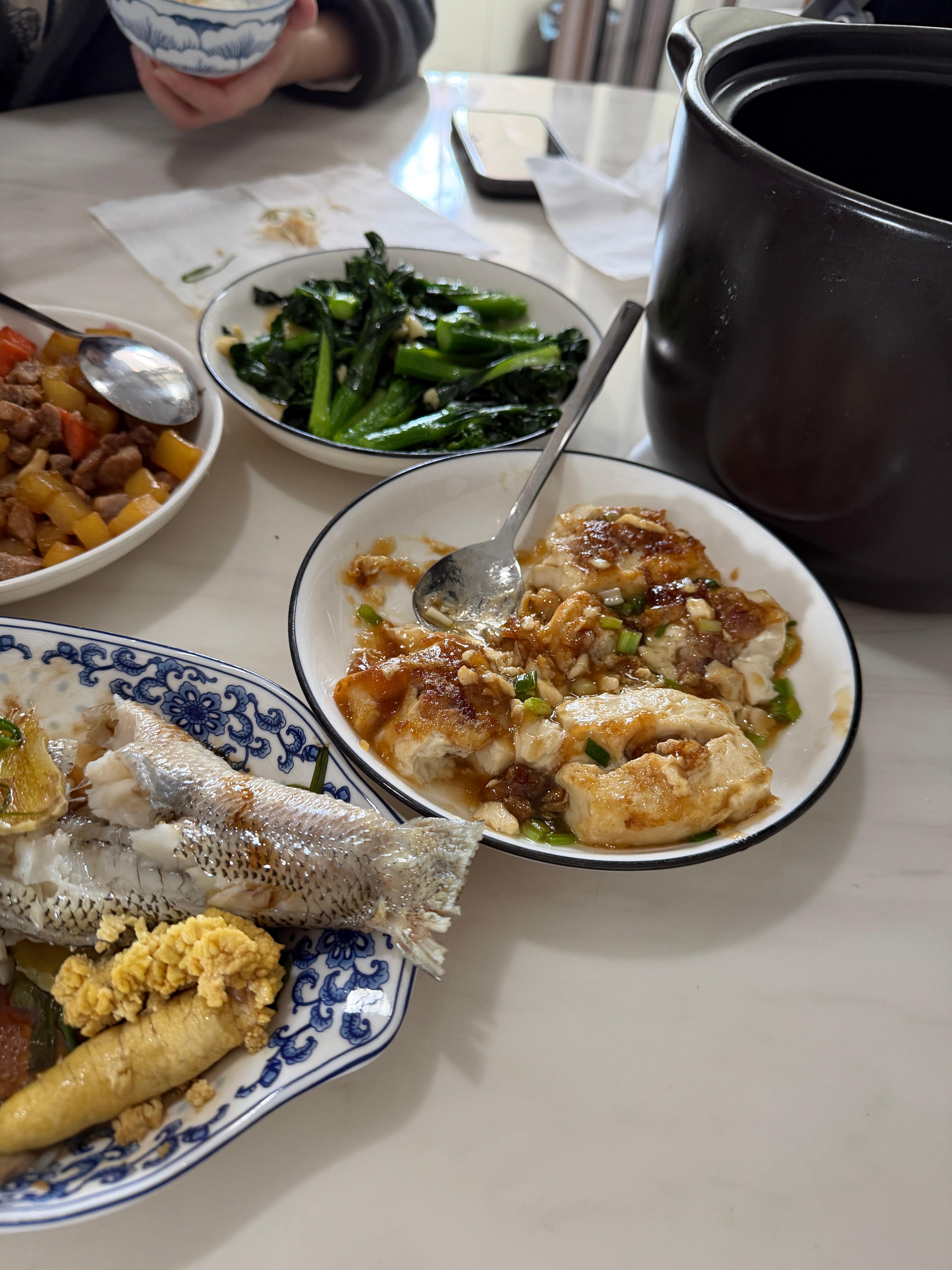 最近很长一段时间都是老婆做饭，我心想她也挺累的，于是想着夸她一下，说到：你做饭的