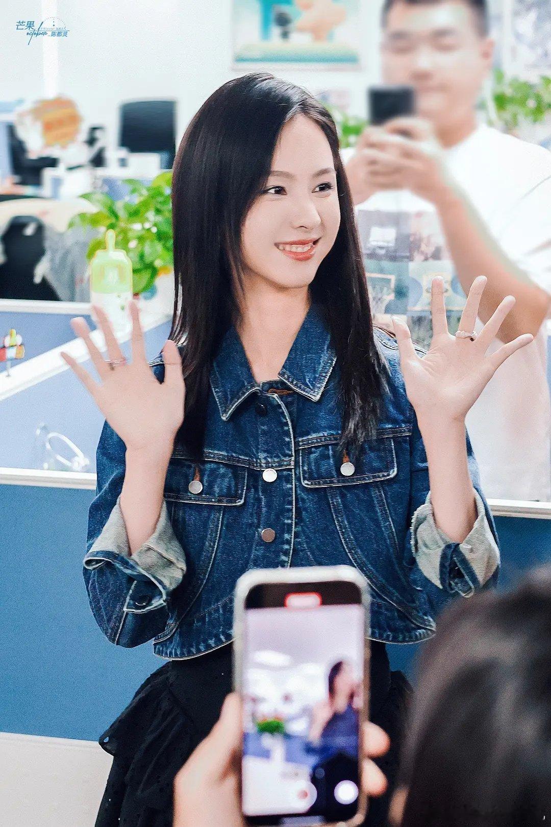 站姐精修也拯救不了的超级大馒头，散粉疑惑唯一的站姐是不是转黑了站姐努力了，这磨皮