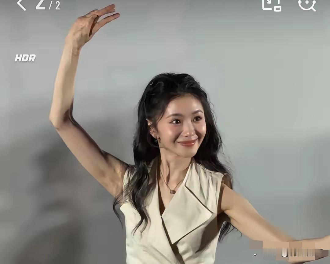 仔细看刘浩存的长相，
说句实在话，
真有点不敢相信，不是她长的不够俊，而是她怎么