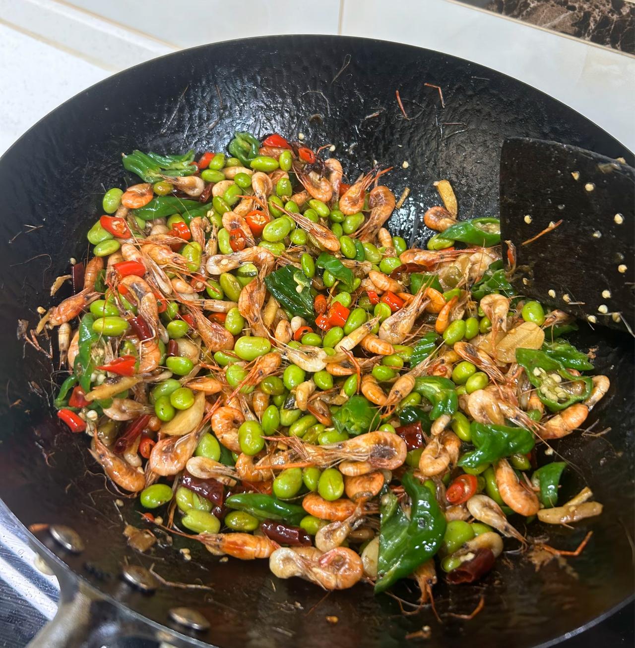 中午回家晚了，简单买了小河虾和青豆快手炒一盘。
青红椒提色，河虾鲜、毛豆嫩，色泽